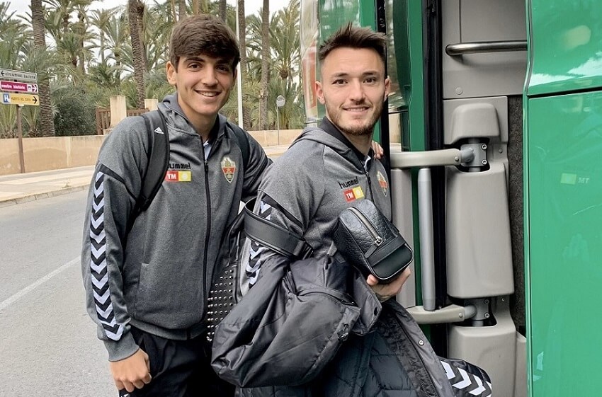 Gonzalo Villar y Josan suben al autobús del Elche antes de viajar a Almería en enero de 2020 / Elche C.F.