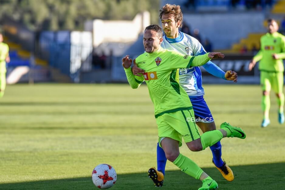 El jugador del Elche Iván Sánchez conduce el balón durante un partido ante el CD Alcoyano / Sonia Arcos - Elche C.F.