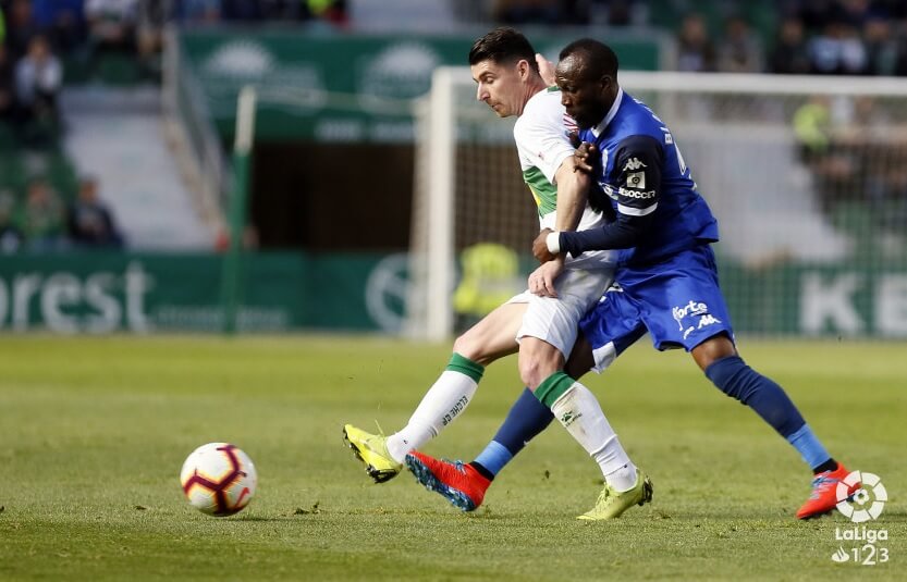 El jugador del Elche pelea un balón ante un rival del Córdoba / LFP