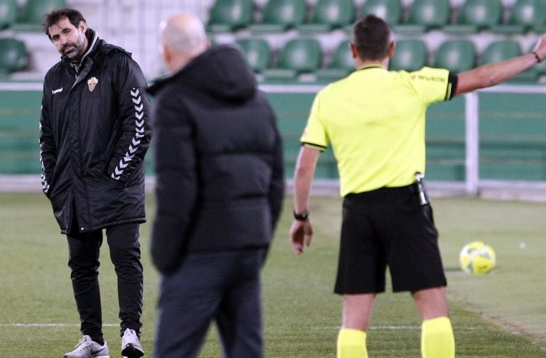 Jesús Muñoz dirige al Elche CF ante el Real Madrid / LaLiga