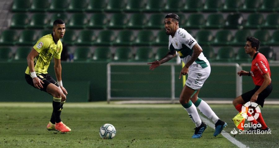 El jugador del Elche CF, Jonathas, controla un balón durante un partido ante el Real Zaragoza en el playoff de ascenso a Primera / LFP