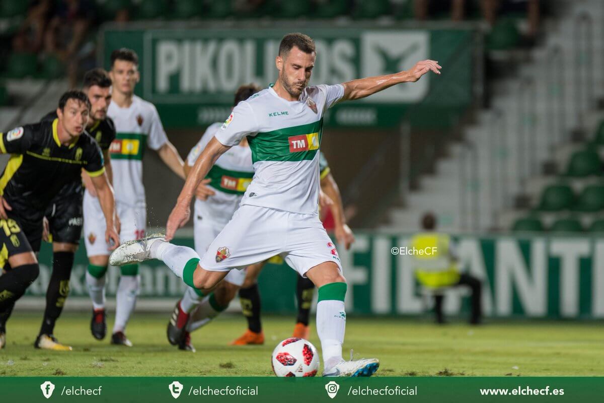 El jugador del Elche Jony Ñíguez dispara un penalti ante el Granada en Copa del Rey - Sonia Arcos - Elche C.F.