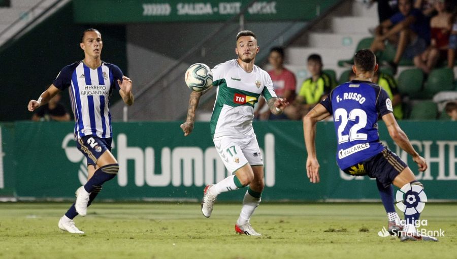 El jugador del Elche, Josan, pelea un balón durante un encuentro ante la Ponferradina / LFP