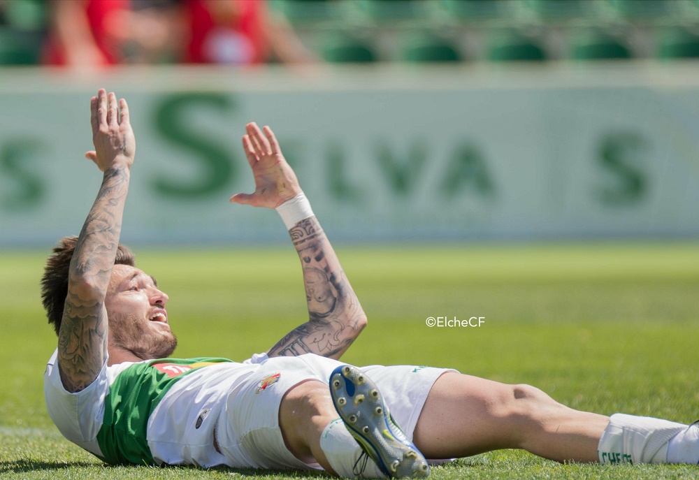 El jugador del Elche Josan protesta un penalti durante un partido ante el Mallorca / Sonia Arcos - Elche C.F.