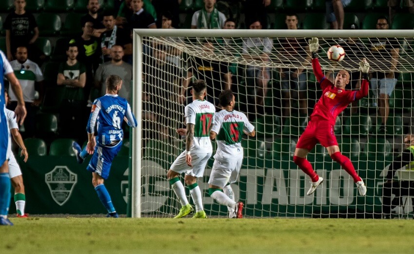 El portero José Juan detiene un balón durante el partido ante el Deportivo de la Coruña | Sonia Arcos - Elche C.F.