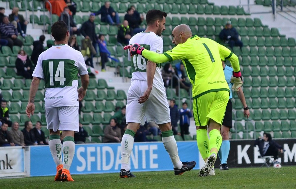 José Juan señala a Collantes en un partido con el Elche / Cristian Ripoll