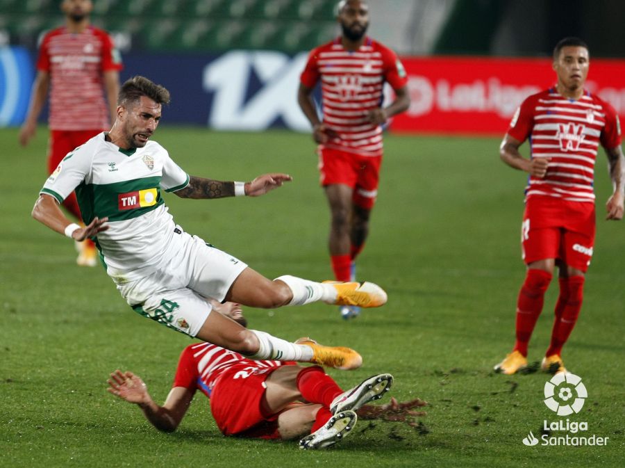 El jugador del Elche, Josema, durante un lance en el partido ante el Granada / LaLiga