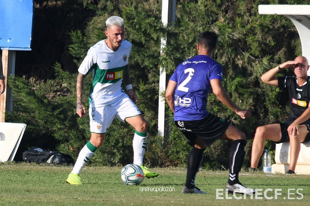 Josan encara a un rival en Torrellano / Andrea Palazón - Elche CF