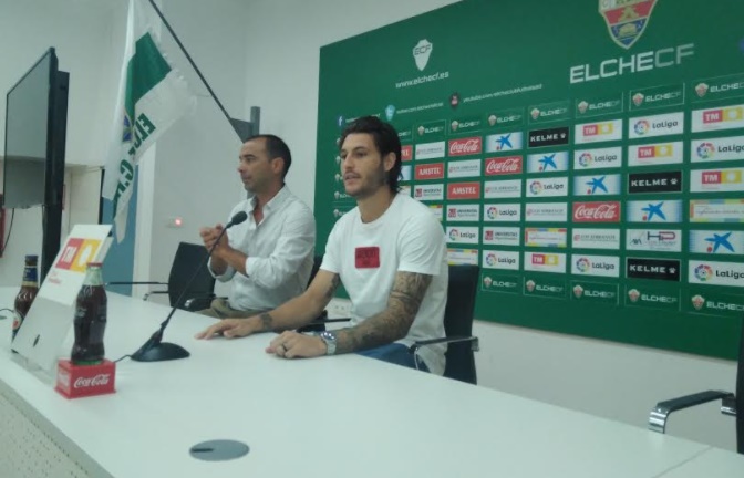 Juan Cruz durante su presentación con el Elche C.F.