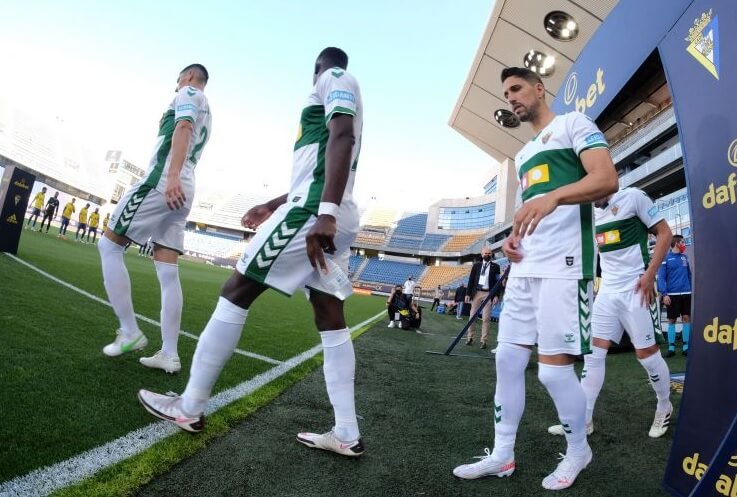 Los jugadores del Elche CF saltan al césped del Ramón de Carranza / LaLiga