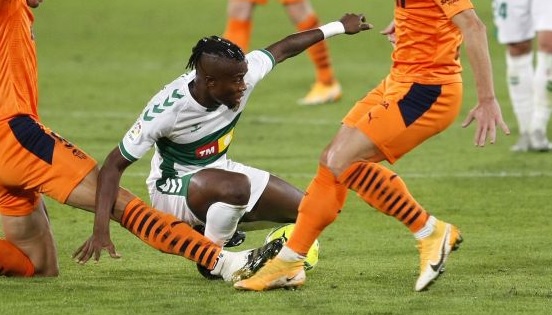 El jugador del Elche CF, Youssouf Koné, durante un partido contra el Valencia en Liga / LaLiga