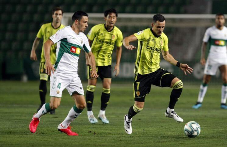 Ramón Folch y Linares pelean un balón / LFP