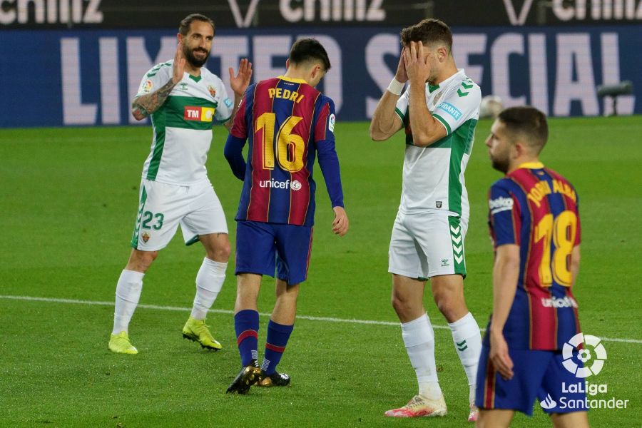 El jugador del Elche CF, Lucas Boyé, se lamenta de una oportunidad fallada ante el FC Barcelona en el Camp Nou / LaLiga