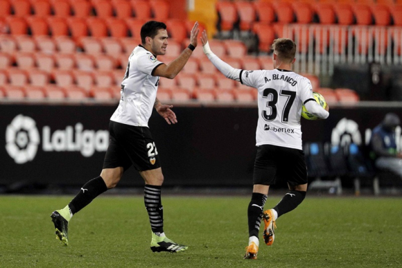 Los jugadores del Valencia, Maxi Gómez y Blanco, celebran un gol de su equipo en la temporada 20-21 / EFE