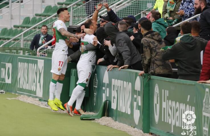 Los jugadores del Elche Nino y Josan celebran un gol al Córdoba junto a aficionados / LFP