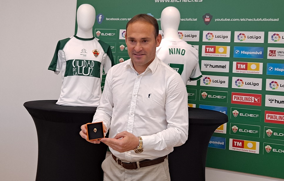 Nino, el día de su despedida con el Elche CF, recibe una placa del Club / Elchedirecto.com