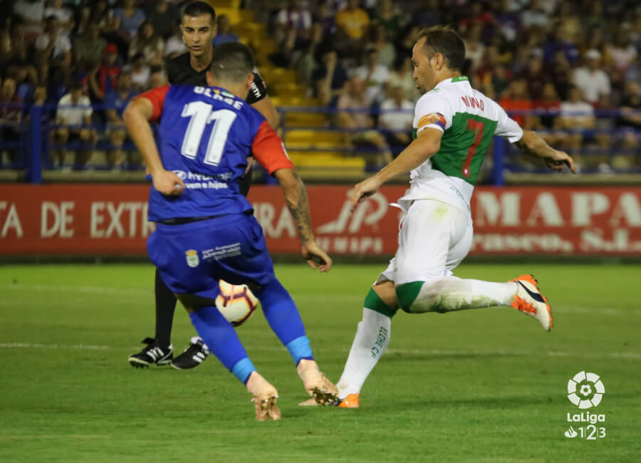 El jugador del Elche Nino en un partido ante el Extremadura / LFP