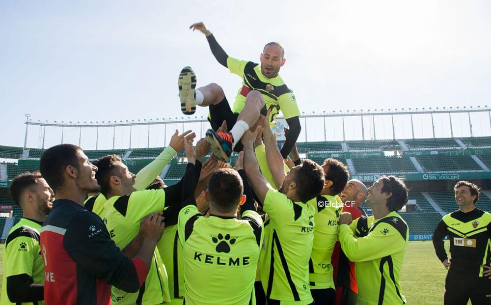 Nino recibe un homenaje por parte de sus compañeros / Sonia Arcos - Elche C.F.