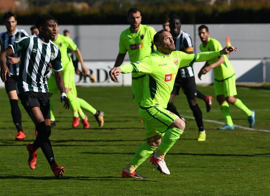 El jugador del Elche Nino durante un partido ante el Peralada / Nuria Marguí - C.F. Peralada