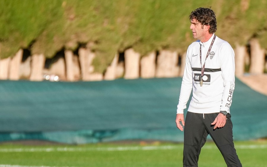 El técnico asistente del Elche, José Manuel Rodríguez Ortega, durante un entrenamiento / Sonia Arcos - Elche C.F.