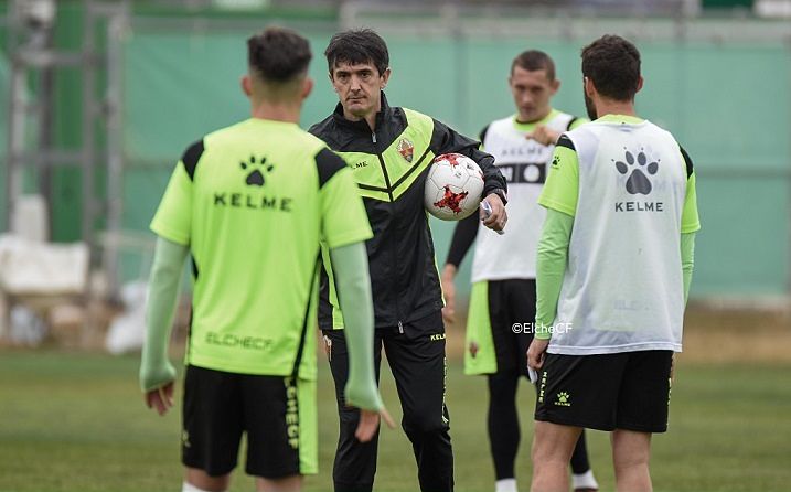 Pacheta dirige un entrenamiento con el Elche / Sonia Arcos - Elche C.F.