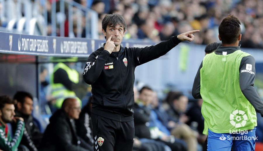 Pacheta dirige al Elche en el estadio de La Rosaleda, en la temporada 19-20 / LFP