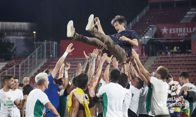 Pacheta es manteado por sus jugadores tras lograr el ascenso a Primera / La Liga