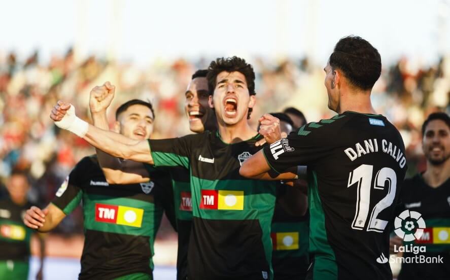 Los jugadores del Elche celebran un gol de Pere Milla en Almería / LFP