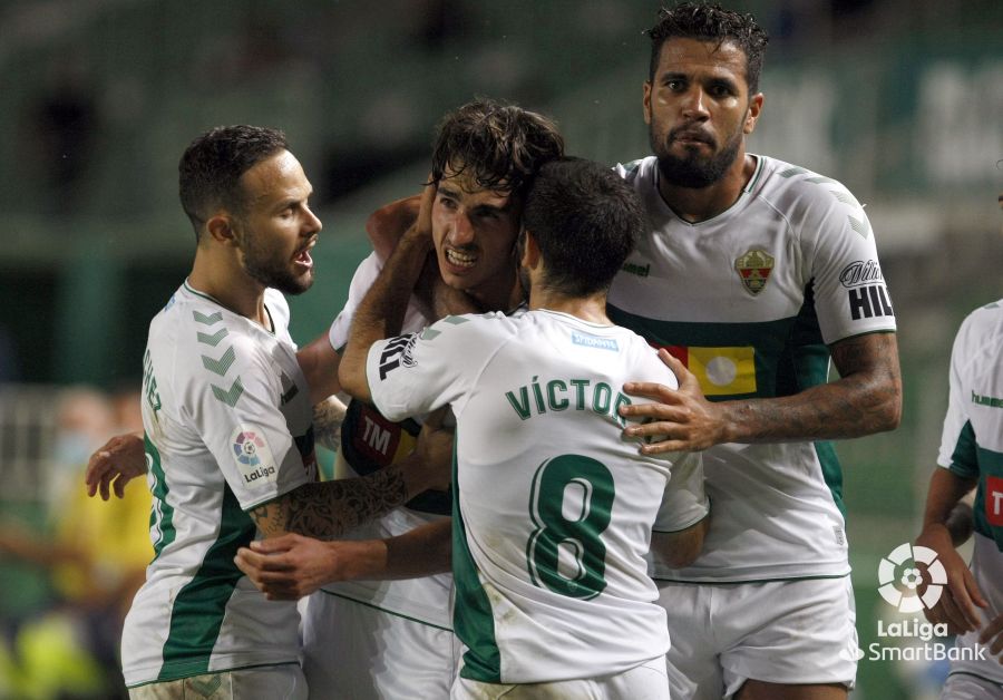 Los jugadores del Elche CF celebran el gol de Pere Milla ante el Oviedo / LFP