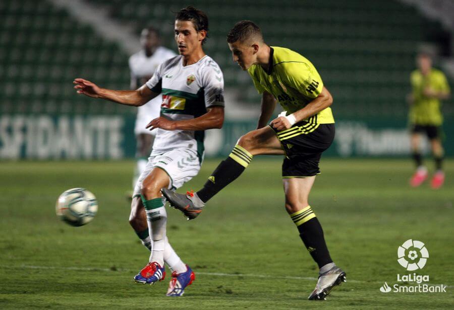 El jugador del Elche, Pere Milla, pelea un balón durante un partido ante el Zaragoza / LFP