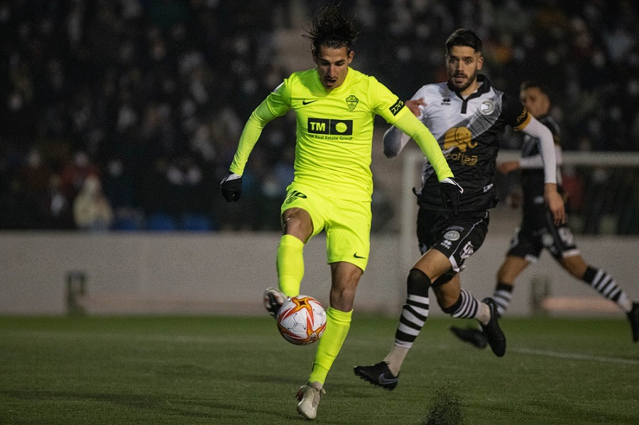 Pere Milla controla un balón durante el partido entre Unionistas y Elche de Copa del Rey / Elche C.F. Oficial