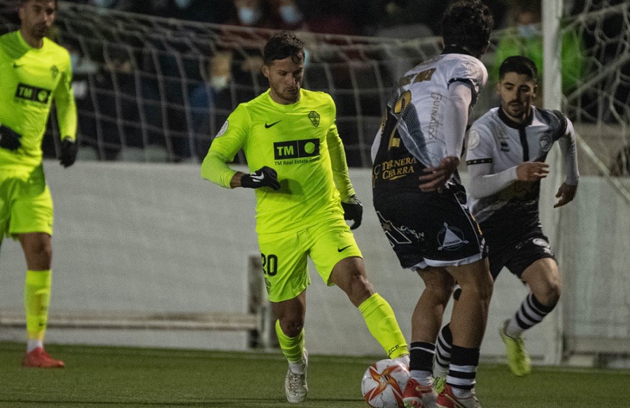 El jugador del Elche, Piatti, controla un balón durante un partido de Copa del Rey ante Unionistas / Elche C.F. Oficial