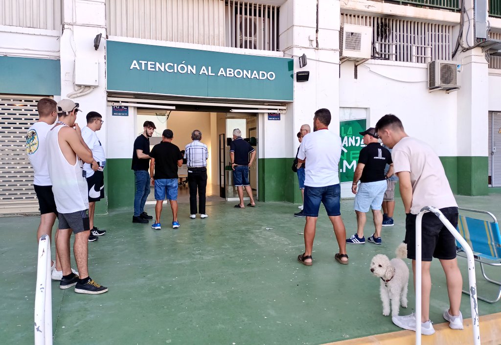 Varios aficionados franjiverde esperan su turno, mientras son atendidos, para renovar sus abonos / COPE Elche (100.8 FM)