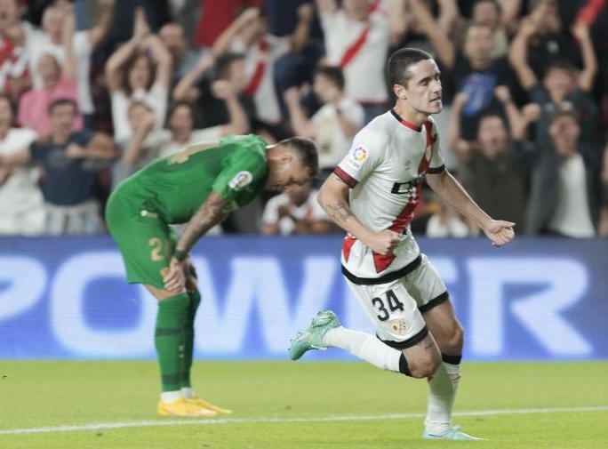 El jugador del Rayo Vallecano, Camello, celebra un gol ante el Elche / LaLiga