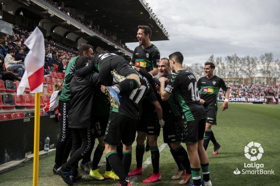 Los jugadores del Elche CF celebran un gol en Vallecas ante el Rayo Vallecano, en la temporada 19-20 / LFP