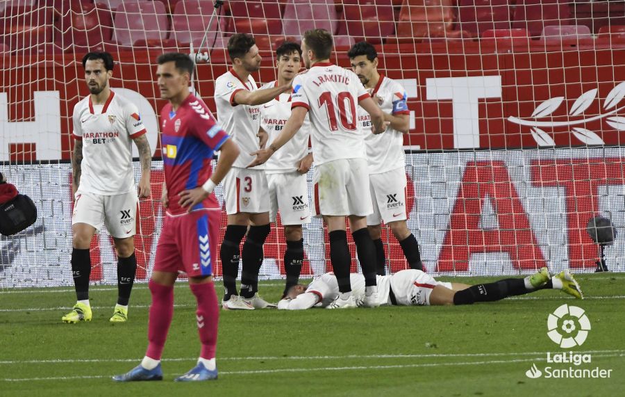 Los jugadores del Sevilla celebran un gol ante el Elche / LaLiga