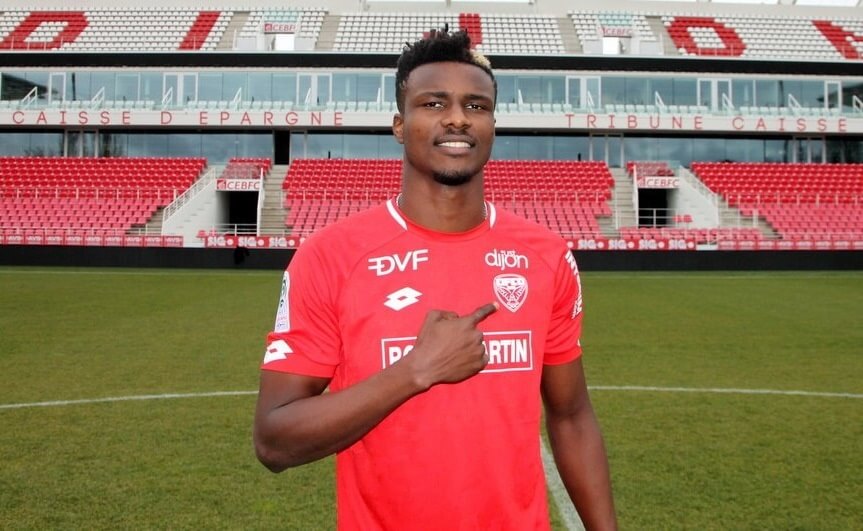 El jugador Soy Kaba posa con la camiseta del Dijon FC