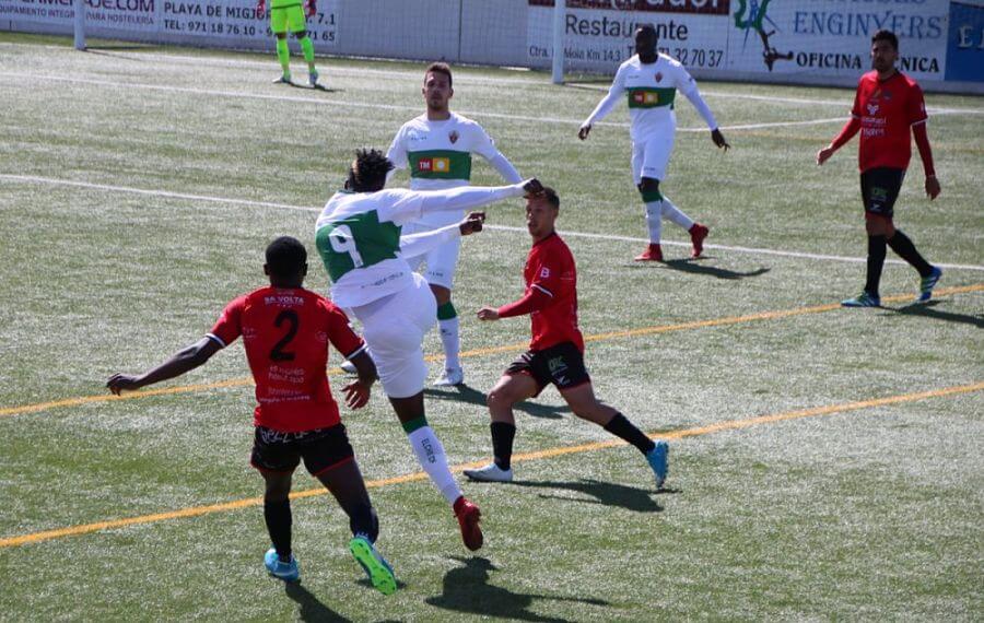 El jugador del Elche Sory Kaba salta ante dos jugadores del SD Formentera