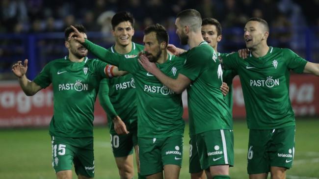 Los jugadores del Sporting de Gijón celebran un gol ante el Extremadura