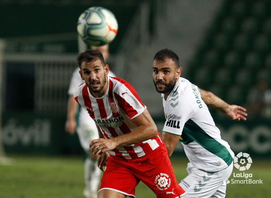 Stuani y Gonzalo Verdú pelean un balón durante la final del playoff de ascenso entre Elche y Girona / LFP