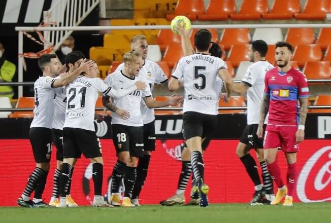 Los jugadores del Valencia celebran un gol ante el Elche en la temporada 20-21 / LaLiga