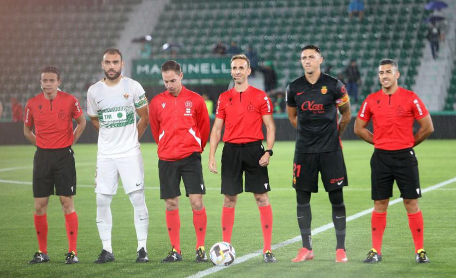 Gonzalo Verdú y Raíllo, junto con el cuarteto arbitral encabezado por Pizarro Gómez, en el partido de ida en el Martínez Valero / Joaquín de Haro