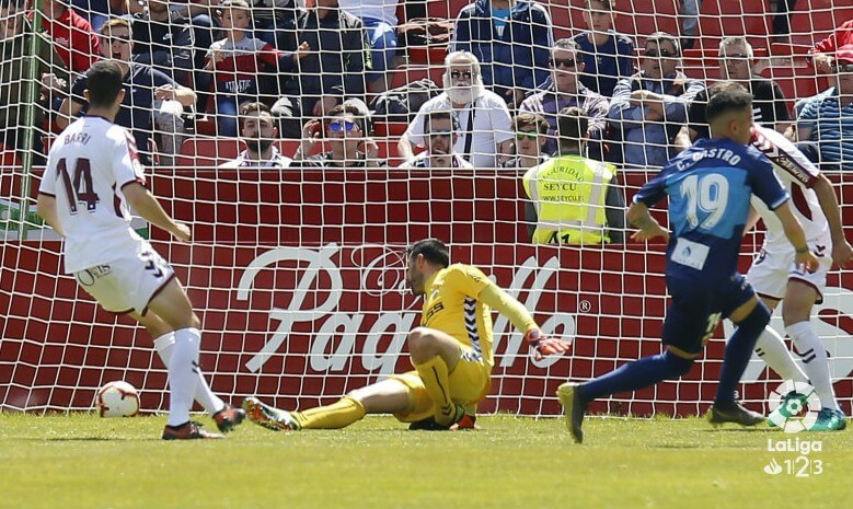 Carlos Castro marca el gol del Elche en Albacete / LFP