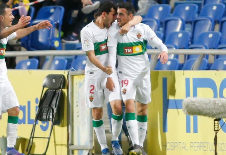 Carlos Castro es felicitado por Yacine Qasmi tras marcar un gol con el Elche a Las Palmas / LFP