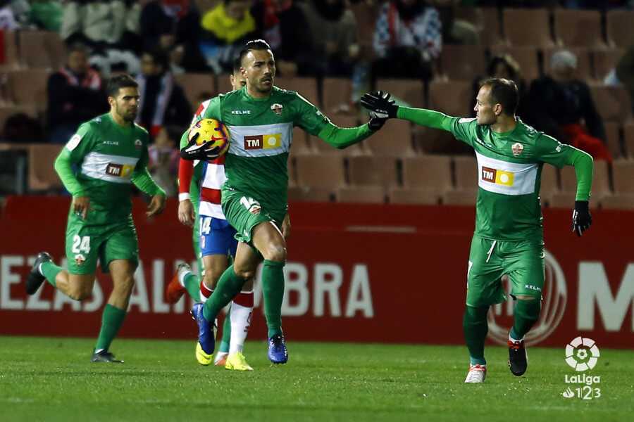 El jugador del Elche saluda a Nino tras marcar un gol al Granada / LFP